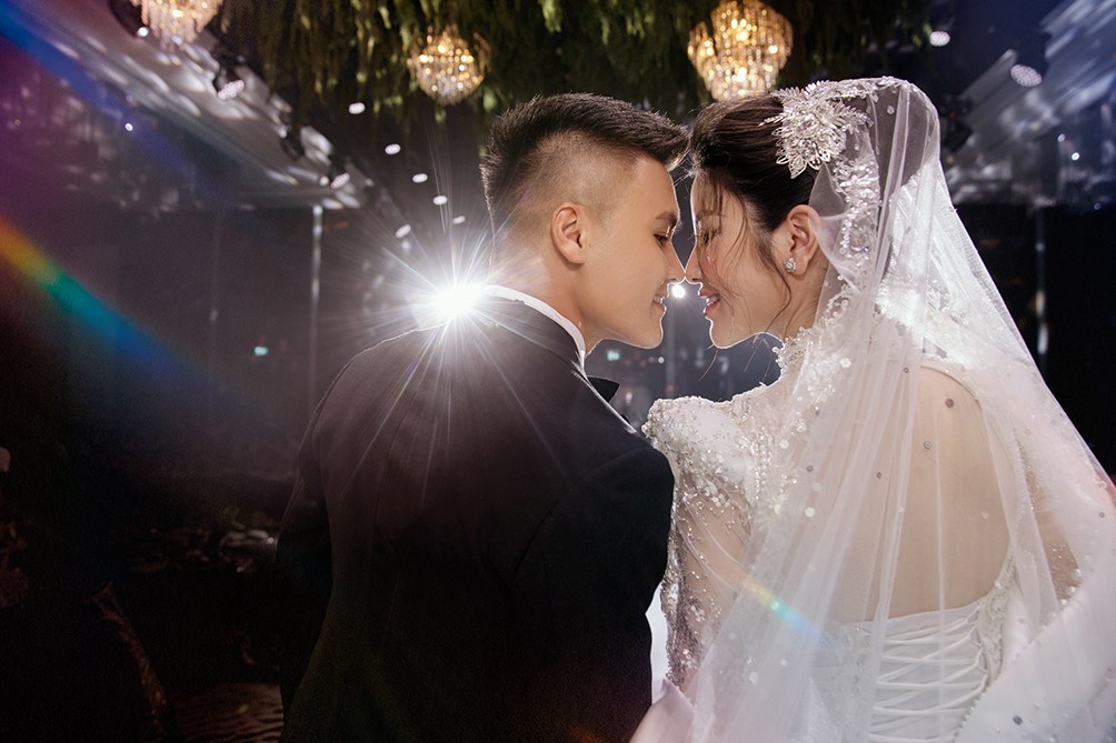 Đám cưới Quang Hải - Chu Thanh Huyền: Cô dâu thay 2 váy cưới, chú rể bảnh bao, lịch lãm - 2