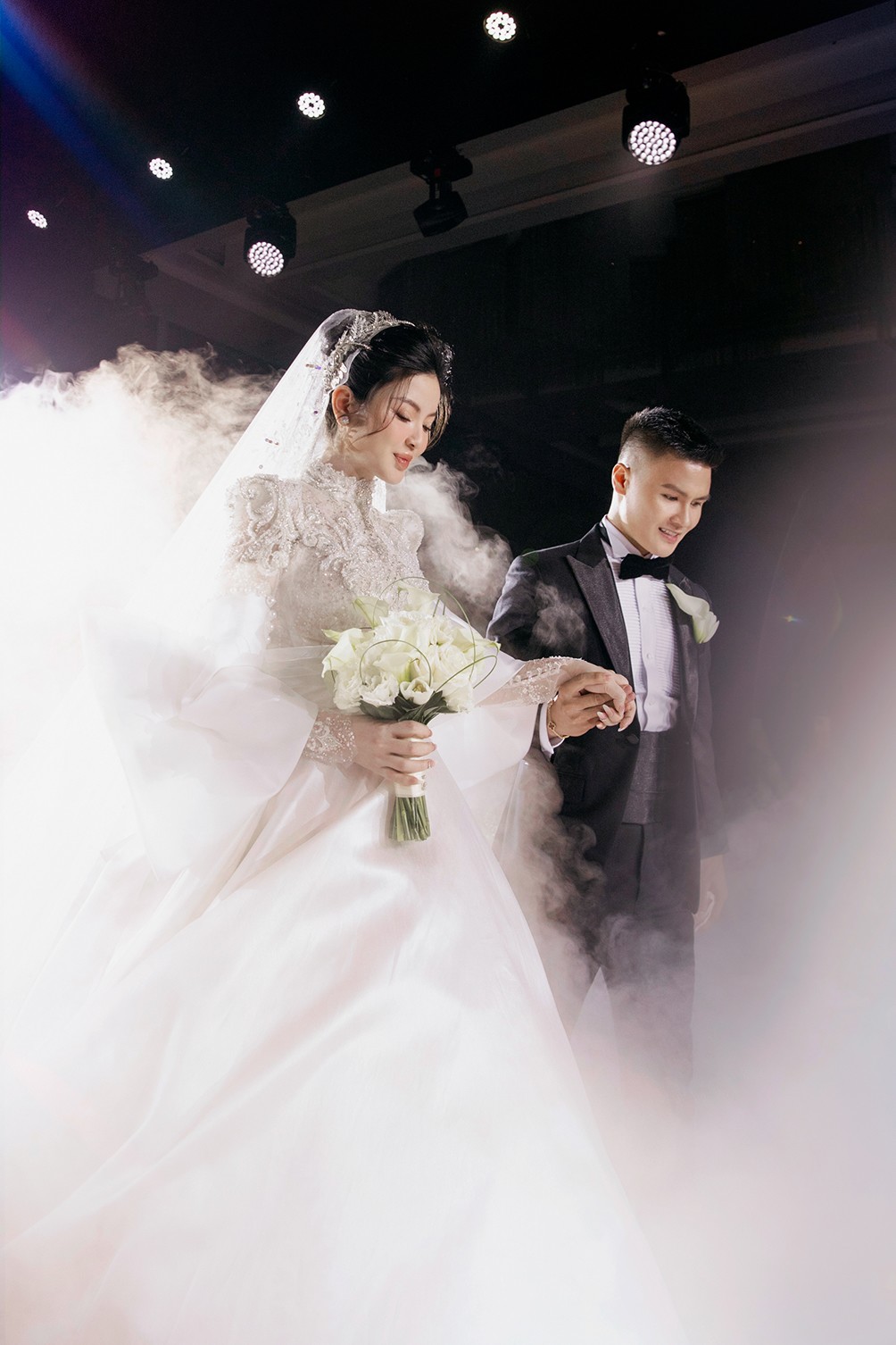 Đám cưới Quang Hải - Chu Thanh Huyền: Cô dâu thay 2 váy cưới, chú rể bảnh bao, lịch lãm - 3