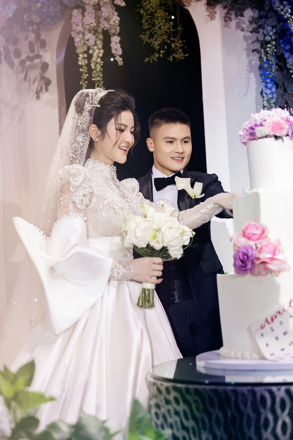 Đám cưới Quang Hải - Chu Thanh Huyền: Cô dâu thay 2 váy cưới, chú rể bảnh bao, lịch lãm - 5