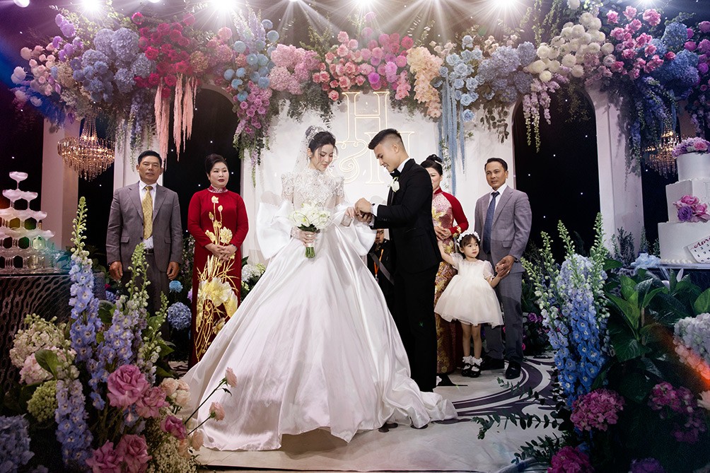 Đám cưới Quang Hải - Chu Thanh Huyền: Cô dâu thay 2 váy cưới, chú rể bảnh bao, lịch lãm - 6