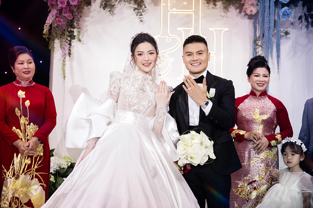 Đám cưới Quang Hải - Chu Thanh Huyền: Cô dâu thay 2 váy cưới, chú rể bảnh bao, lịch lãm - 7