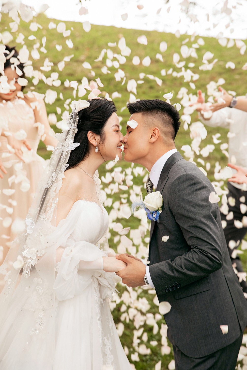 Đám cưới Quang Hải - Chu Thanh Huyền: Cô dâu thay 2 váy cưới, chú rể bảnh bao, lịch lãm - 19
