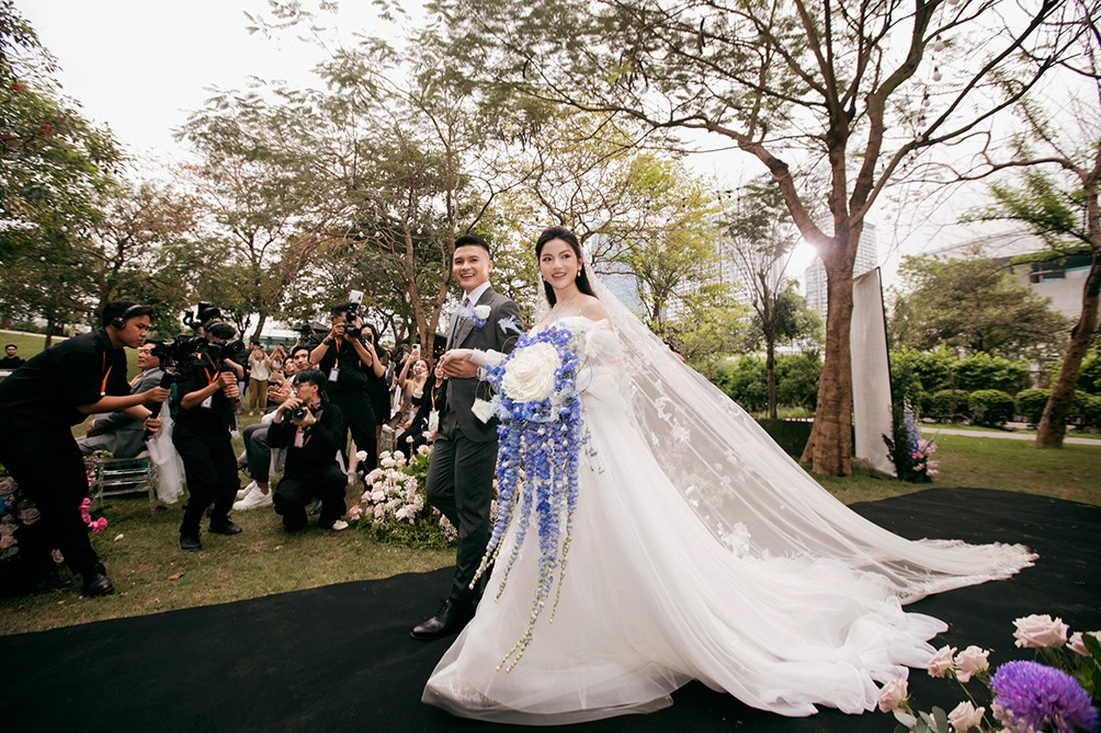 Đám cưới Quang Hải - Chu Thanh Huyền: Cô dâu thay 2 váy cưới, chú rể bảnh bao, lịch lãm - 13