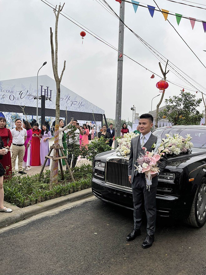 Bó hoa cưới trước đó chú rể chuẩn bị trong lễ cưới tại quê nhà Đông Anh