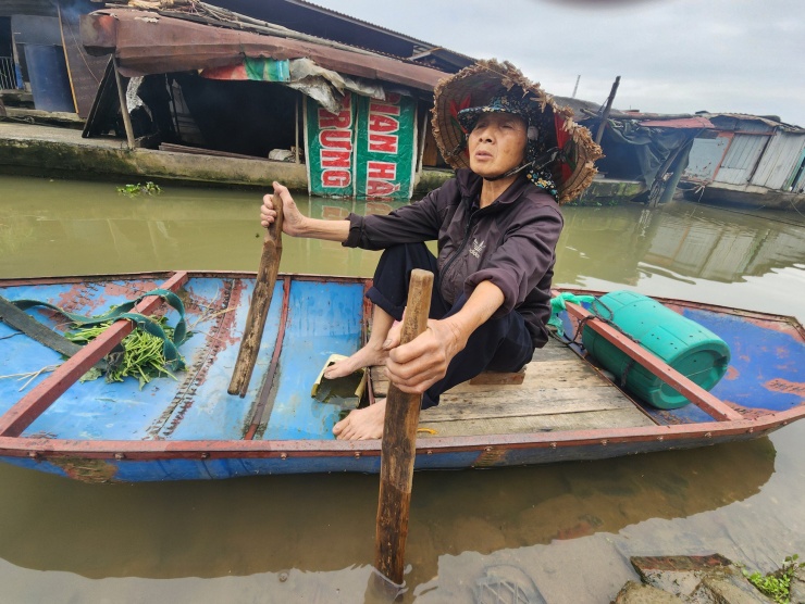 Không có đất sản xuất, nhiều người gặp khó khăn trong đời sống nhất là với người cao tuổi. Ví như bà Nguyễn Thị Thư hiện đi rửa bát thuê mỗi buổi được trả công 30.000 đồng.