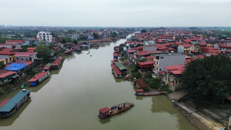 Người dân thôn Nguyệt Đức rất mong được lên bờ. Chính quyền tỉnh Bắc Giang đang phối hợp với Bộ ngành liên quan tháo gỡ khó khăn để dự án tái định cư cho thôn Nguyệt Đức sớm hoàn thành.