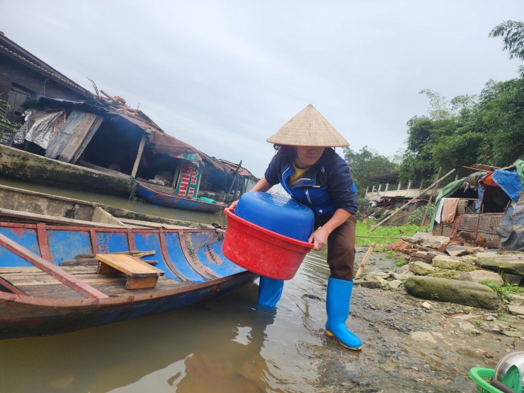 Một số phụ nữ thì buôn bán thủy sản trên sông để có thêm thu nhập.