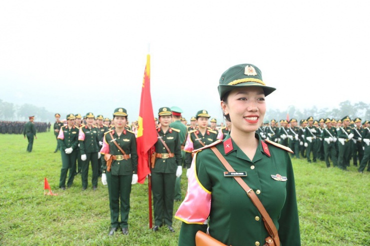 Nữ chiến sĩ Vũ Thị Hồng Nhung, đến từ Bộ Chỉ huy quân sự tỉnh Bắc Kạn, được tuyển chọn vị trí Khối trưởng khối nữ sĩ quan quân y. Hồng Nhung tâm sự: 