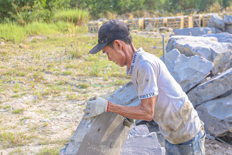 Anh Phạm Văn Xâm (trú thôn Xuân Phú) cho biết, những ngày vừa qua nắng nóng gay gắt, có lúc lên đến hơn 40 độ khiến công việc của anh vất vả hơn ngày thường rất nhiều. “Nắng nóng khiến năng suất làm việc của tôi giảm đi rất nhiều. Những tháng trước tôi làm 400.000–500.000 đồng/ngày, bây giờ nắng quá đục không nổi, tay chân đau rát vì nắng nóng khiến tôi không thể làm nhiều”, anh Xâm nói.