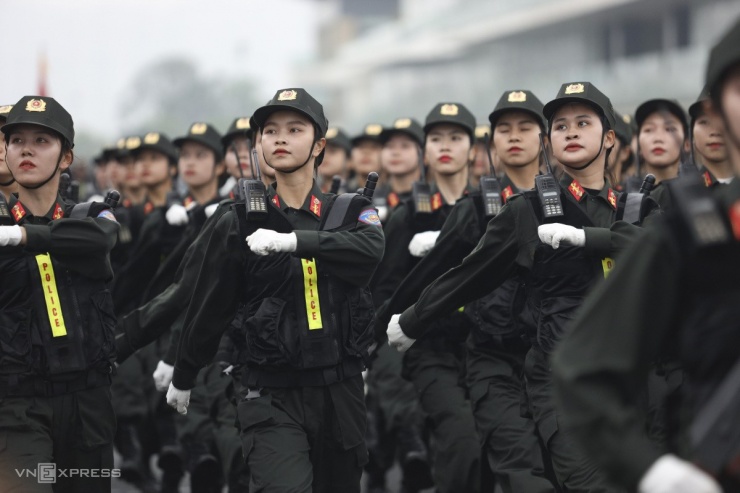 Khối nữ cảnh sát cơ động được xem là những bông hồng thép, tham gia buổi tổng duyệt.