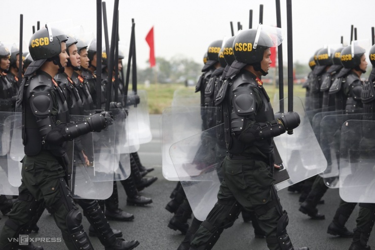 Cảnh sát chống bạo động được cấp khiên, gậy, mũ bảo hiểm và áo giáp.