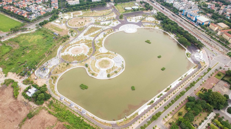 Theo kế hoạch của các quận, năm nay thêm 16 công viên, vườn hoa hoàn thành và năm 2025 nâng cấp 11 công trình còn lại. Trong ảnh là công viên Long Biên tại quận Long Biên mới được cải tạo xong và đưa vào sử dụng
