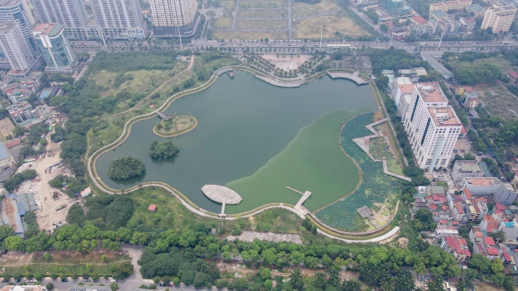Công viên Phùng Khoang (46 ha, Liên danh Tổng công ty Đầu tư Phát triển nhà Hà Nội và Công ty Cổ phần Đầu tư Xây dựng Đô thị) đạt khoảng 80% hồ điều hòa và triển khai một số hạng mục đường dạo đến nay được quây kín rào, bỏ hoang
