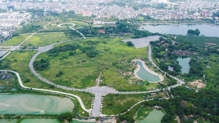 Được kỳ vọng trở thành “lá phổi xanh” mang lại bầu không khí trong lành cho cư dân khu vực Tây Nam TP Hà Nội nhưng sau 7 năm công bố quy hoạch, công viên Chu Văn An vẫn chỉ là một bãi cỏ rộng lớn, ngổn ngang, là nơi tập trung rác thải, phế liệu...