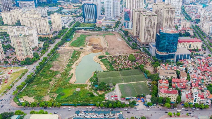 Công viên hồ điều hòa khu đô thị Tây Nam Hà Nội (11 ha, Công ty TNHH VNT) thuộc địa phận phường Trung Hòa, giáp ranh với phường Yên Hòa đã hoàn thành 80%, đang gặp khó khăn trong giải phóng mặt bằng, điều chỉnh quy hoạch