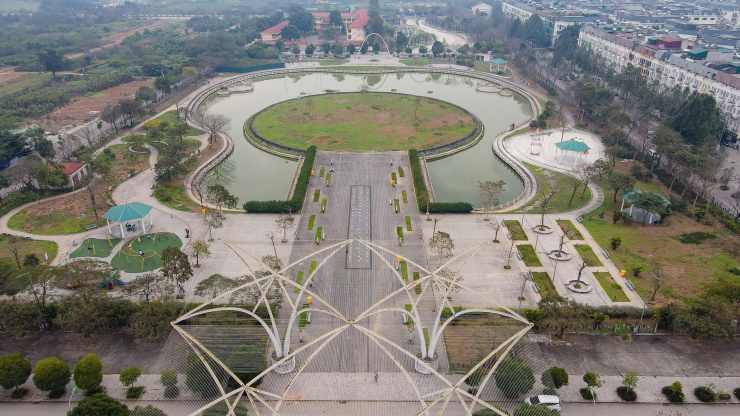 Công viên âm nhạc Nghĩa Đô có tổng diện tích 5,94 ha, với hồ mang hình dáng cây đàn rộng 1,2 ha, tổng trị giá 200 tỉ đồng dù khánh thành nhiều năm, chủ đầu tư vướng một số sai phạm trong quá trình thi công khiến công viên phải đóng cửa