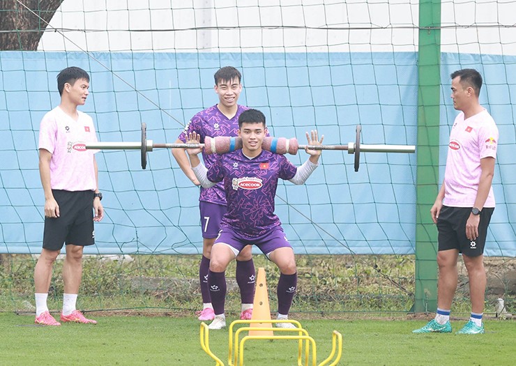 Các cầu thủ U23 Việt Nam thể hiện nỗ lực trong bài tập thể lực khá nặng của ban huấn luyện.