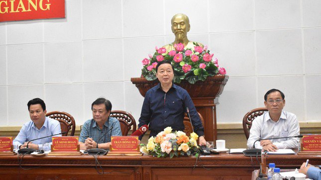 Tại tỉnh Tiền Giang, Phó Thủ tướng Trần Hồng Hà cùng Bộ trưởng Bộ NN&PTNT và Bộ TN&MT chủ trì cuộc họp trực tuyến với các địa phương vùng ĐBSCL về công tác phòng chống hạn mặn. Ảnh: CTV.