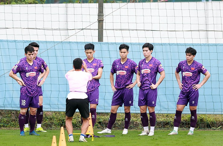 Các tuyển thủ U23 Việt Nam bước vào các bài tập thể lực sáng 7/4.