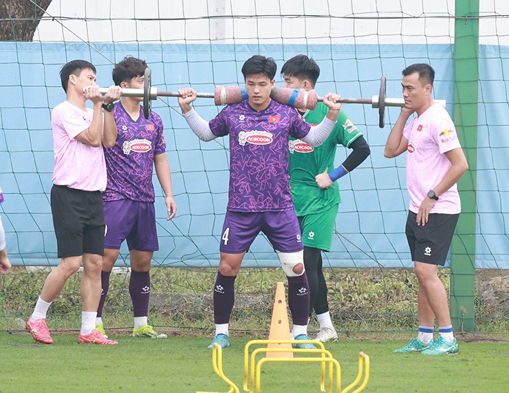 Với sự giúp đỡ của các trợ lý HLV của U23 Việt Nam, học trò của HLV Hoàng Anh Tuấn được hướng dẫn gánh tạ.