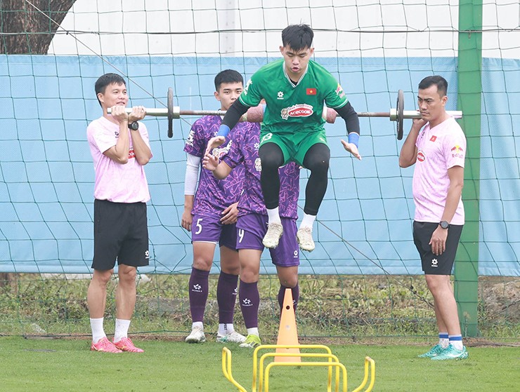 U23 Việt Nam được chia thành các nhóm nhỏ để tập thể lực.