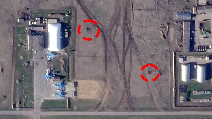 Hai hố sâu gần sân đỗ máy bay là sự khác biệt duy nhất được ghi nhận trong ảnh chụp ngày 4/4 và 6/4.
