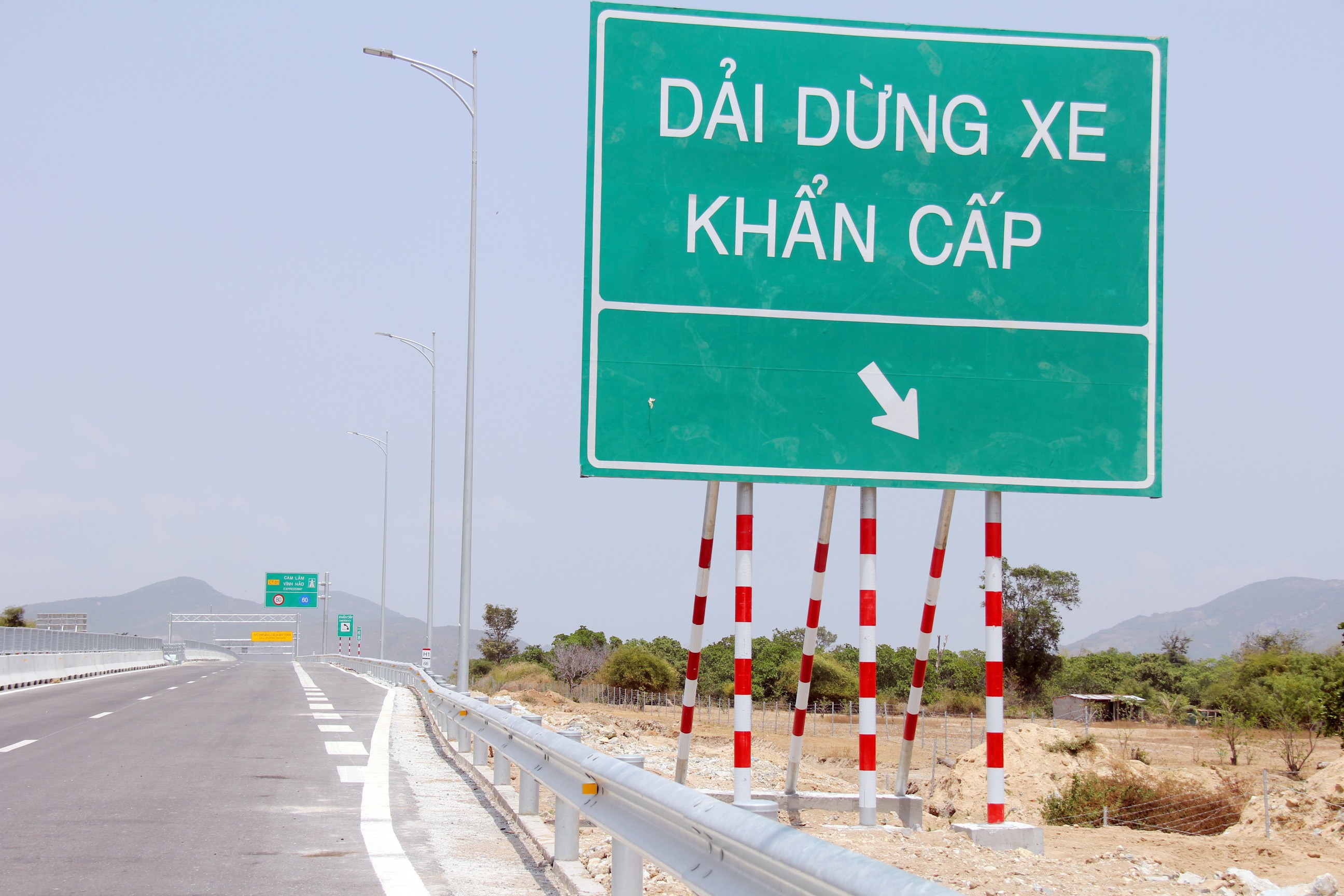 Cũng như tuyến Vĩnh Hảo - Phan Thiết, do chỉ 4 làn đường, cao tốc Cam Lâm - Vĩnh Hảo không có làn dừng khẩn cấp hai bên, mà chỉ bố trí các dải dừng khẩn cấp nằm dọc đường, cách nhau 4-5km.