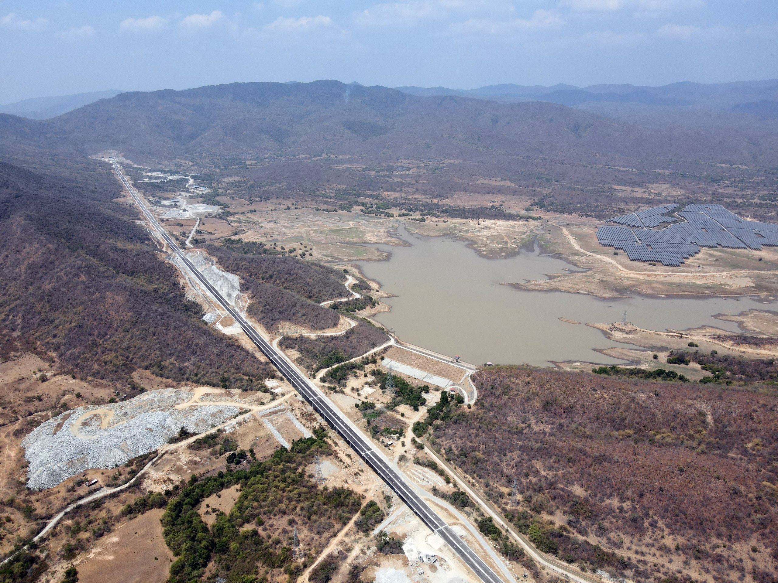 Tuyến cao tốc Cam Lâm - Vĩnh Hảo chạy xuyên qua vùng đất khô cằn và địa hình đồi, núi. Hiện, nhà thầu đang tập trung hoàn thiện việc kẻ vạch, vệ sinh mặt đường chuẩn bị thông tuyến vào dịp 30/4 sắp tới.