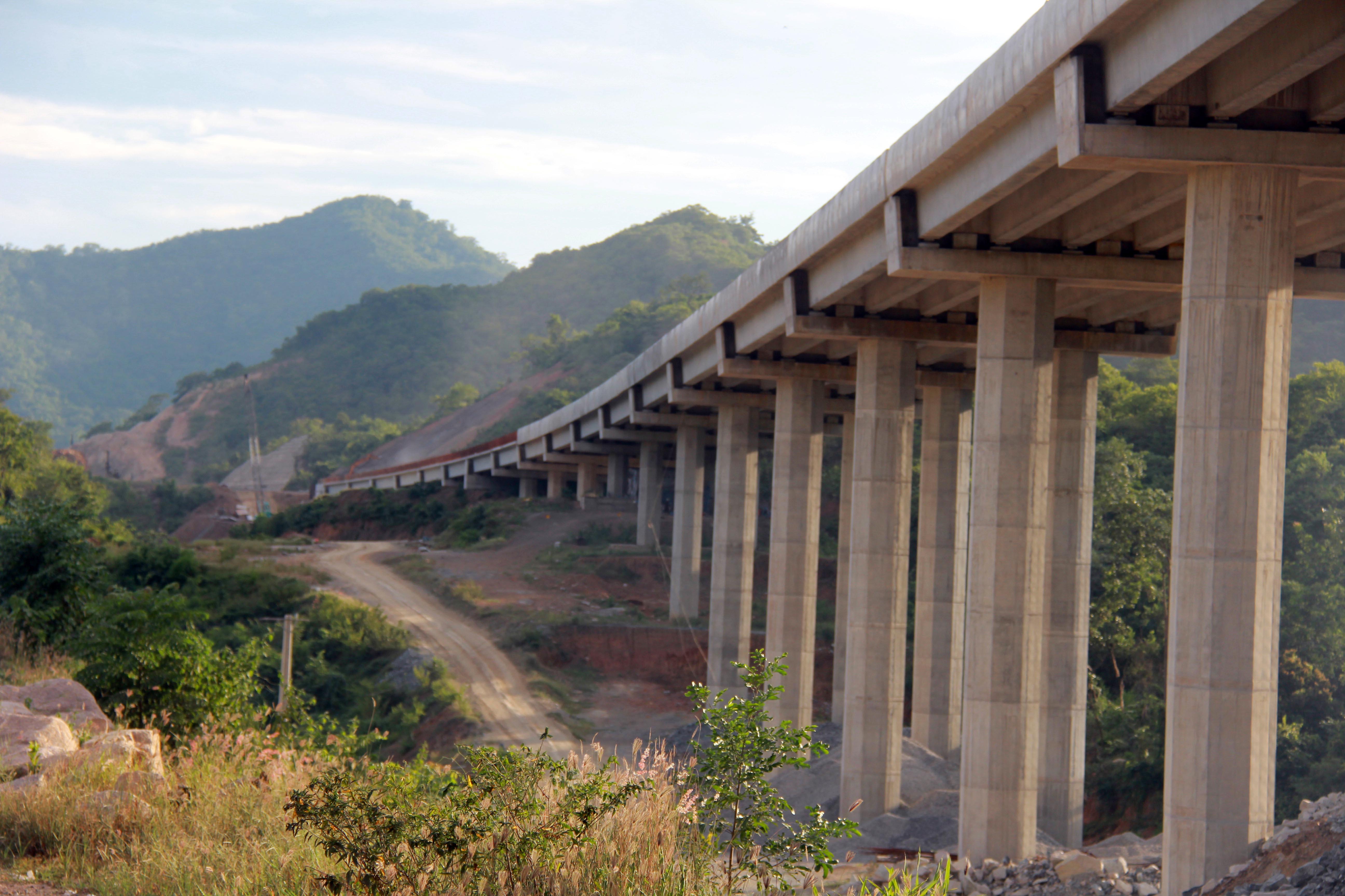 Trên tuyến có 34 cầu, gồm: 22 cầu trên đường cao tốc, 11 cầu vượt cao tốc và 1 cầu trên đường kết nối cao tốc với Quốc lộ 1 tại nút giao Du Long. Tất cả các hạng mục cầu, đường trên tuyến đều đã được hoàn thiện, sẵn sàng đưa vào hoạt động.