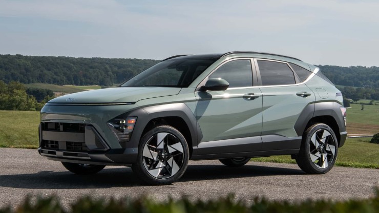 10. Hyundai Kona có giá niêm yết quốc tế là 25.435 USD (634,98 triệu đồng). Tại Việt Nam, xe có giá niêm yết từ 636-750 triệu đồng, tùy theo phiên bản. Xe có hai tùy chọn động cơ, loại 2.0L và 1.6L T-GDI.