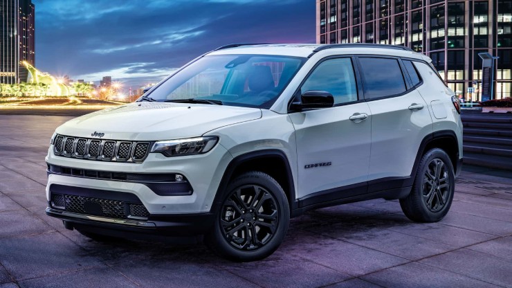 16. Jeep Compass có giá niêm yết quốc tế là 27.495 USD (686,4 triệu đồng), sở hữu động cơ tăng áp 2.0L, dẫn động toàn bánh, cho công suất tối đa cực mạnh 200 mã lực. Xe trang bị màn hình cảm ứng 10.1-inch, hệ thống chống bó cứng phanh, kiểm soát ổn định, cảnh báo điểm mù và giảm thiểu va chạm trước.