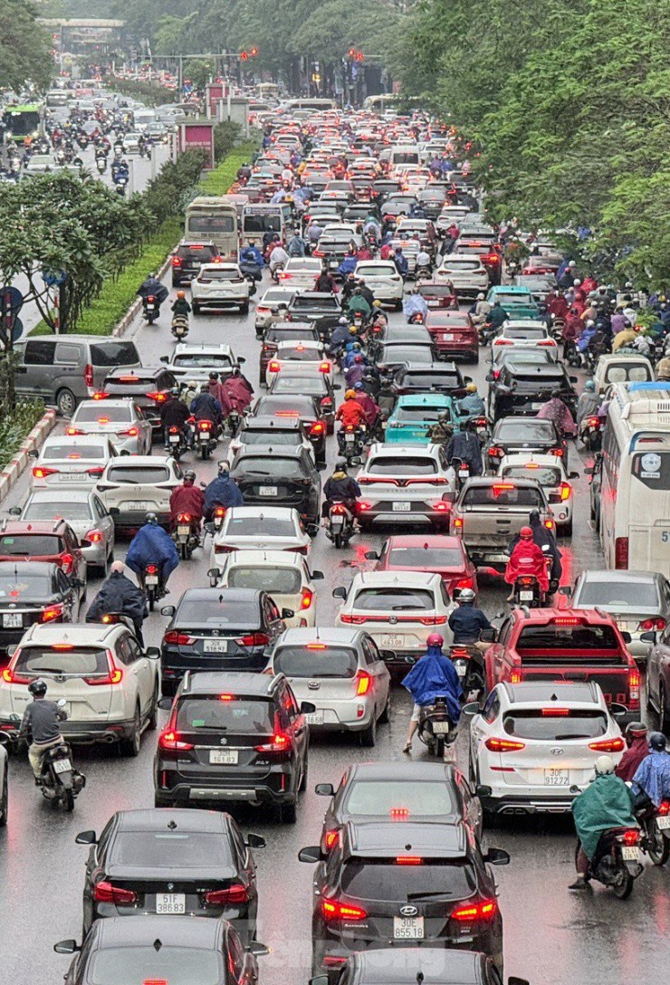 Người Hà Nội vất vả đi làm ngày đầu tuần vì mưa phùn, đường phố ùn tắc - 2