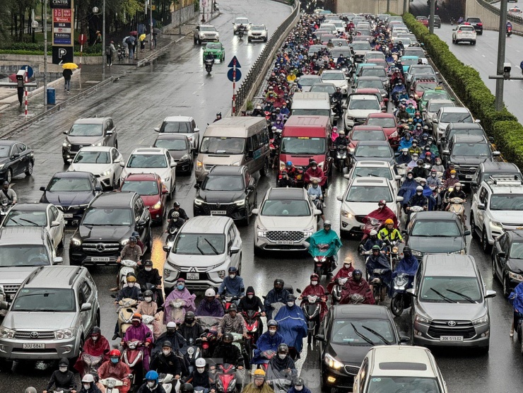 Ôtô, xe máy "đứng bất động" trước cửa hầm chui Trần Duy Hưng - Vành đai 3.