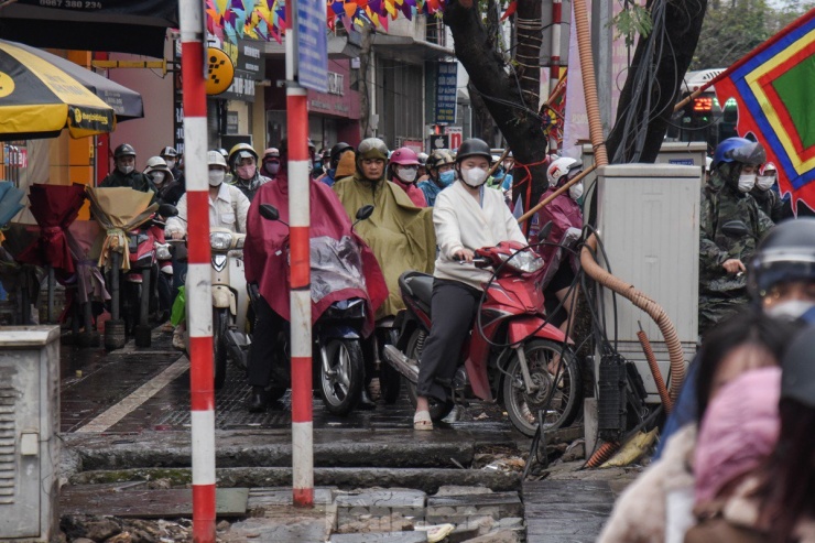 Tình trạng xe máy leo lên vỉa hè vào giờ cao điểm diễn ra phổ biến vào giờ cao điểm.