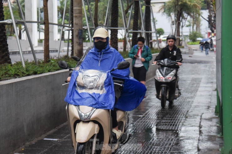 Người Hà Nội vất vả đi làm ngày đầu tuần vì mưa phùn, đường phố ùn tắc - 8