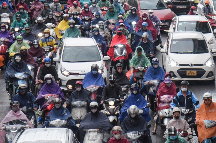 "Tôi ra khỏi nhà từ lúc 7h mà gần 8h chưa đến công ty dù quãng đường chỉ cách 3km, thật sự rất mệt. Cứ sau những cơn mưa, đường phố Hà Nội lại tắc cứng khiến việc đi lại rất khó khăn", anh Nguyễn Huy Hoàng (quận Cầu Giấy) chia sẻ.