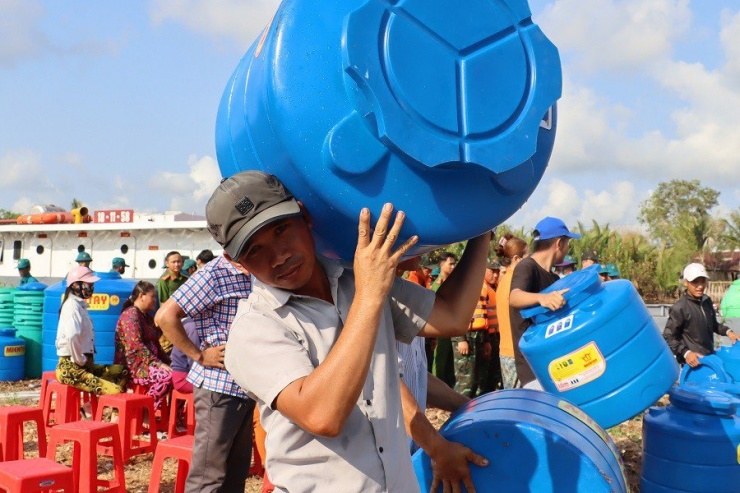 Ngoài nước sạch, người dân Cà Mau được Quân khu 9 tặng bồn chứa nước. Ảnh CTV