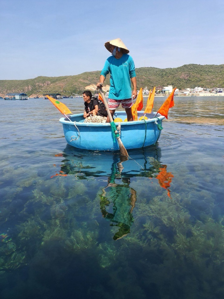 Thành viên của tổ cộng đồng bảo vệ nguồn thủy sản ven bờ ở Nhơn Hải cắm mốc, khoanh vùng bảo vệ khu vực biển xung quanh đảo Hòn Khô, xã Nhơn Hải. Ảnh: THU DỊU