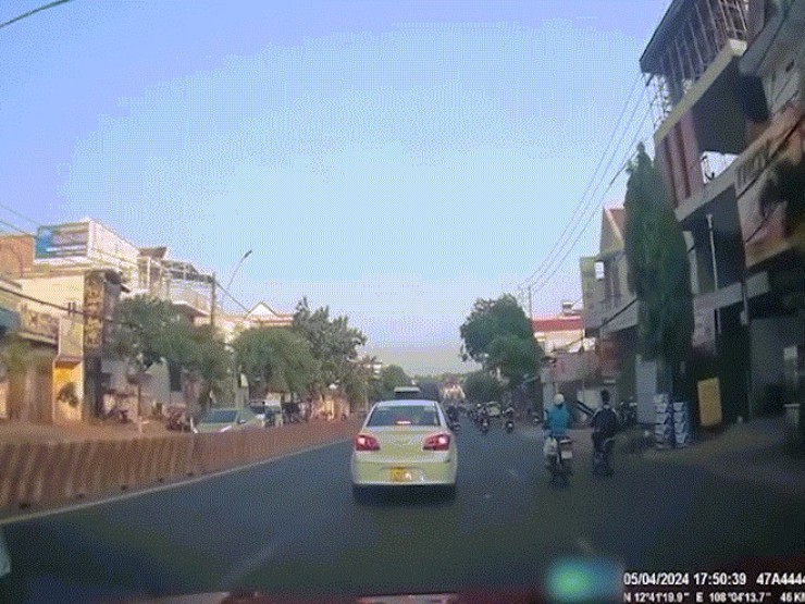 Clip: Kinh hãi thanh sắt rơi trúng đầu hạ gục người phụ nữ đi xe máy