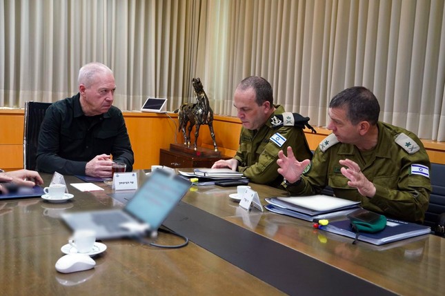 Bộ trưởng Quốc phòng Israel Yoav Gallant (trái) gặp các tướng lĩnh tại văn phòng ở Tel Aviv ngày 7/4. (Ảnh: BQP Israel)