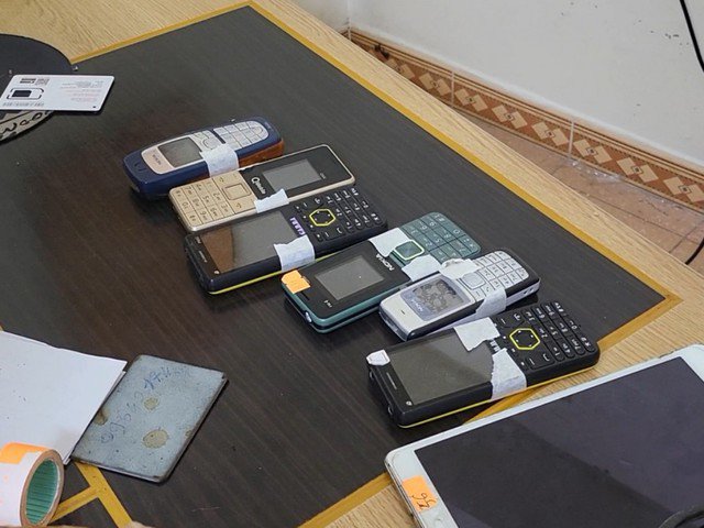 Những chiếc điện thoại mà các đối tượng dùng để giao cho khách hàng (Ảnh Công an Hà Tĩnh)