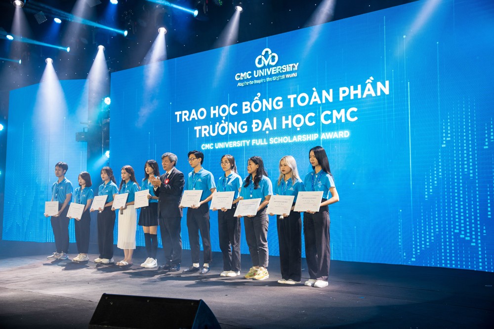 Hiệu trưởng Nguyễn Ngọc Bình trao học bổng toàn phần cho sinh viên Trường đại học CMC (Ảnh: CMC).