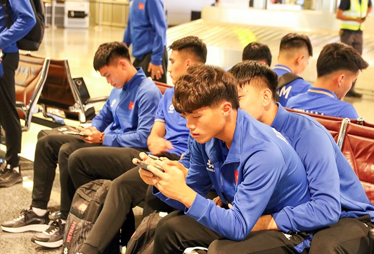 Các thành viên đội tuyển U23 Việt Nam được ban tổ chức bố trí khu vực riêng để nhanh chóng làm thủ tục nhập cảnh, lấy hành lý.