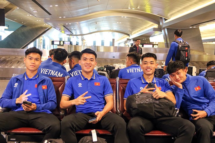 HLV Hoàng Anh Tuấn mang đi Qatar tổng cộng 27 cầu thủ chuẩn bị cho vòng chung kết U23 châu Á 2024. Dự kiến, sau khoảng 1 tuần tập luyện và làm quên điều kiện thi đấu ở Doha, HLV Hoàng Anh Tuấn sẽ chốt danh sách U23 Việt Nam xuống còn 23 cầu thủ vào ngày 16/4.