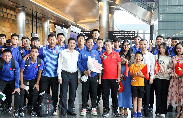 Thầy trò HLV Hoàng Anh Tuấn được các cổ động viên là cộng đồng người Việt Nam ở Doha nồng nhiệt chào đón ngay tại sân bay quốc tế Hamad (Doha).