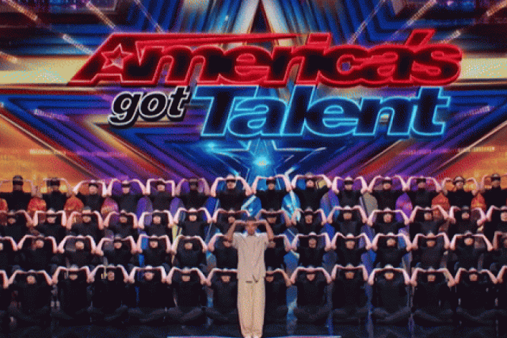 Nhận nút vàng bằng màn bịt mắt, múa tay tại America's Got Talent