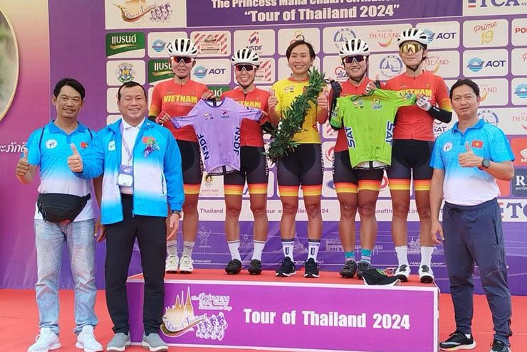 Nguyễn Thị Thật (áo vàng) cùng các đồng đội và thành viên tuyển xe đạp Việt Nam ở giải Tour of Thailand