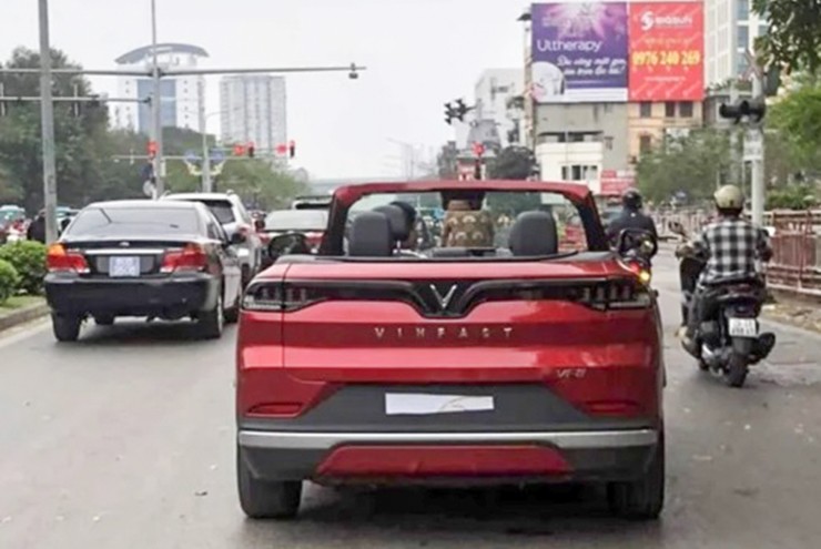 HOT: Xe điện Vinfast VF8 mui trần xuất hiện trên đường phố Việt - 3