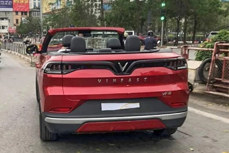 HOT: Xe điện Vinfast VF8 mui trần xuất hiện trên đường phố Việt - 2