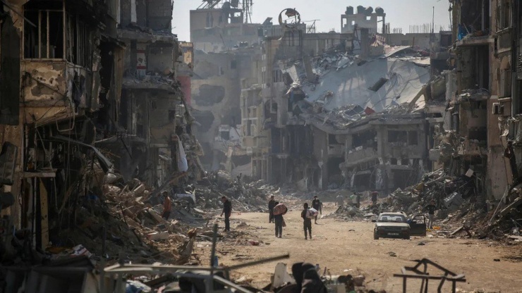 Người dân Palestine kiểm tra thiệt hại và dọn đồ đạc ra khỏi nhà sau cuộc không kích của Israel tại Khan Yunis (Gaza) vào ngày 7-4. Ảnh: CNN